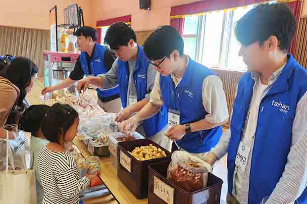 Employees participated as one-day instructors to raise children’s awareness of resource circulation